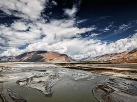 nubra valle e fiume nel Himalaya, ladakh foto