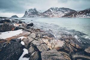 roccioso costa di fiordo nel Norvegia foto