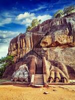 Leone zampe sentiero su sigiriya roccia, sri lanka foto