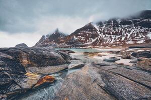 roccioso costa di fiordo nel Norvegia foto