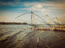 Cinese calze a rete su tramonto. kochi, Kerala, India foto