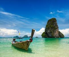 barca dalla coda lunga sulla spiaggia, Thailandia foto