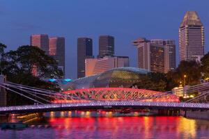 Singapore orizzonte e cavenagh ponte foto