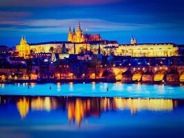 Visualizza di charles ponte e praga castello nel crepuscolo foto