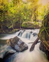 tropicale cascata nel Cambogia foto