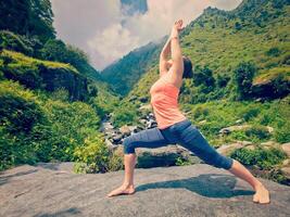 donna fare ashtanga vinyasa yoga asana virabhadrasana 1 guerriero foto