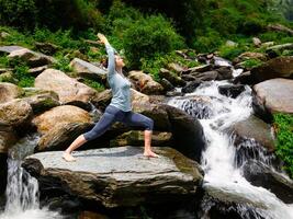 donna fare ashtanga vinyasa yoga asana virabhadrasana 1 guerriero foto