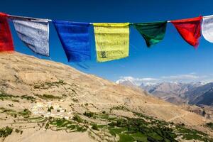 buddista preghiera bandiere lunga nel spiti valle, India foto
