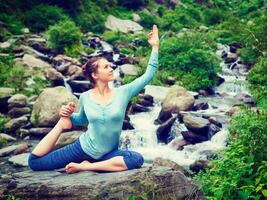 ordinato in forma donna fare yoga asana all'aperto a tropicale cascata foto