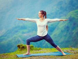 donna fare ashtanga vinyasa yoga asana virabhadrasana 2 guerriero foto