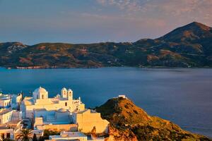 Visualizza di plaka villaggio su milos isola su tramonto nel Grecia foto