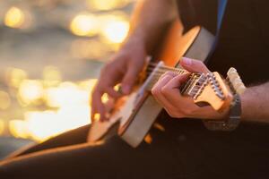 strada musicista giocando elettrico chitarra mani vicino su foto