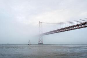 Visualizza di 25 de abril ponte famoso turista punto di riferimento di Lisbona nel pesante nebbia nebbia foto