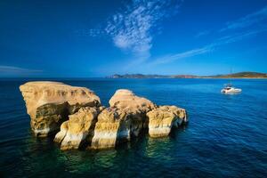 yacht barca a sarakiniko spiaggia nel Egeo mare, milos isola , Grecia foto