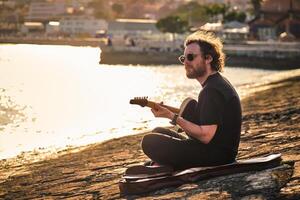 strada musicista giocando elettrico chitarra nel il strada foto