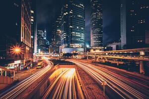 strada traffico nel hong kong a notte foto