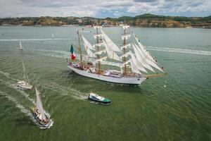 alto navi andare in barca nel tagus fiume. Lisbona, Portogallo foto