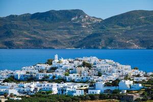 Visualizza di plaka villaggio con tradizionale greco Chiesa. milos isola, Grecia foto