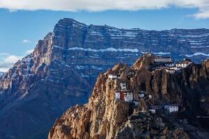 dhankar monastero arroccato su un' scogliera nel Himalaya, India foto