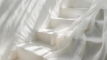 bianca biancheria tessuto drappeggiato al di sopra di un' bianca scala. foto