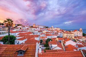 Visualizza di Lisbona a partire dal miradouro de Santa lucia punto di vista su tramonti. Lisbona, Portogallo foto