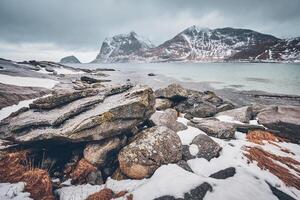 roccioso costa di fiordo nel Norvegia foto