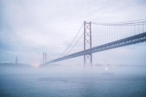 Visualizza di 25 de abril ponte famoso turista punto di riferimento di Lisbona nel pesante nebbia nebbia foto