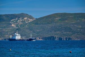 carico nave nel il Egeo mare, Grecia foto