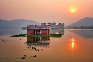 tranquillo mattina a jala Mahal acqua palazzo a Alba nel Jaipur. Rajasthan, India foto
