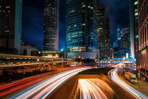 strada traffico nel hong kong a notte foto