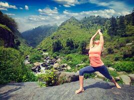 donna fare ashtanga vinyasa yoga asana virabhadrasana 1 guerriero foto