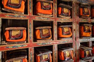 vecchio manoscritti fogli nel biblioteca di thiksey monastero. ladak foto