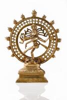 statua di shiva nataraja - signore di danza isolato foto