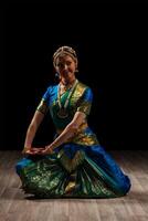 bella ragazza ballerina di danza classica indiana bharatanatyam foto