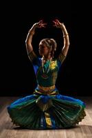 bella ragazza ballerina di danza classica indiana bharatanatyam foto