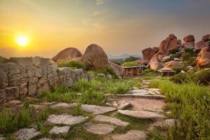 antico rovine nel Hampi su tramonto. India foto