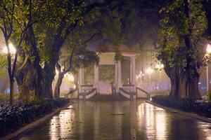 Guangzhou persone parco con nebbia a notte, Cina foto