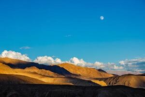 Alba lunare nel himalaya. ladakh, India foto