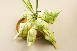 Ketupat o riso gnocco, naturale riso involucro fatto a partire dal giovane Noce di cocco le foglie per cucinando Riso. popolare durante eid al-Fitr nel Indonesia. foto