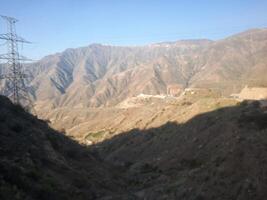 al bahah, Arabia arabia, 12 aprile 2024 - bellissimo giorno Visualizza di re fahd strada nel sarawat montagne vicino al baha, Arabia arabia. foto