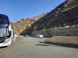 al bahah, Arabia arabia, 12 aprile 2024 - bellissimo giorno Visualizza di re fahd strada nel sarawat montagne vicino al baha, Arabia arabia. foto