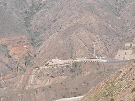 al bahah, Arabia arabia, 12 aprile 2024 - bellissimo giorno Visualizza di re fahd strada nel sarawat montagne vicino al baha, Arabia arabia. foto