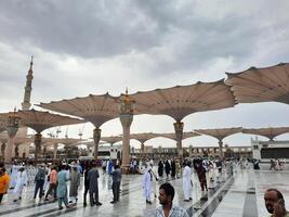 Medina, Arabia arabia, 29 marzo 2024 - bellissimo giorno all'aperto Visualizza di del profeta moschea madinah nel buio nuvole e pioggia. foto