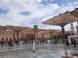 Medina, Arabia arabia, 29 marzo 2024 - bellissimo giorno all'aperto Visualizza di del profeta moschea madinah nel buio nuvole e pioggia. foto