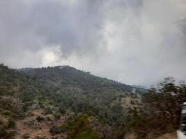 mozzafiato naturale bellezza di abha nel Arabia arabia nel il estate stagione. alto montagne, verde, Basso nuvole e nebbia siamo il bellezza di ahah. foto