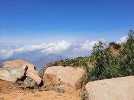 mozzafiato naturale bellezza di abha nel Arabia arabia nel il estate stagione. alto montagne, verde, Basso nuvole e nebbia siamo il bellezza di ahah. foto