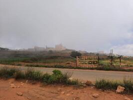 mozzafiato naturale bellezza di abha nel Arabia arabia nel il estate stagione. alto montagne, verde, Basso nuvole e nebbia siamo il bellezza di ahah. foto