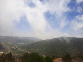 mozzafiato naturale bellezza di abha nel Arabia arabia nel il estate stagione. alto montagne, verde, Basso nuvole e nebbia siamo il bellezza di ahah. foto