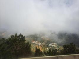 mozzafiato naturale bellezza di abha nel Arabia arabia nel il estate stagione. alto montagne, verde, Basso nuvole e nebbia siamo il bellezza di ahah. foto