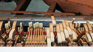 primo piano di un pianoforte rotto tastiera di un vecchio pianoforte. foto